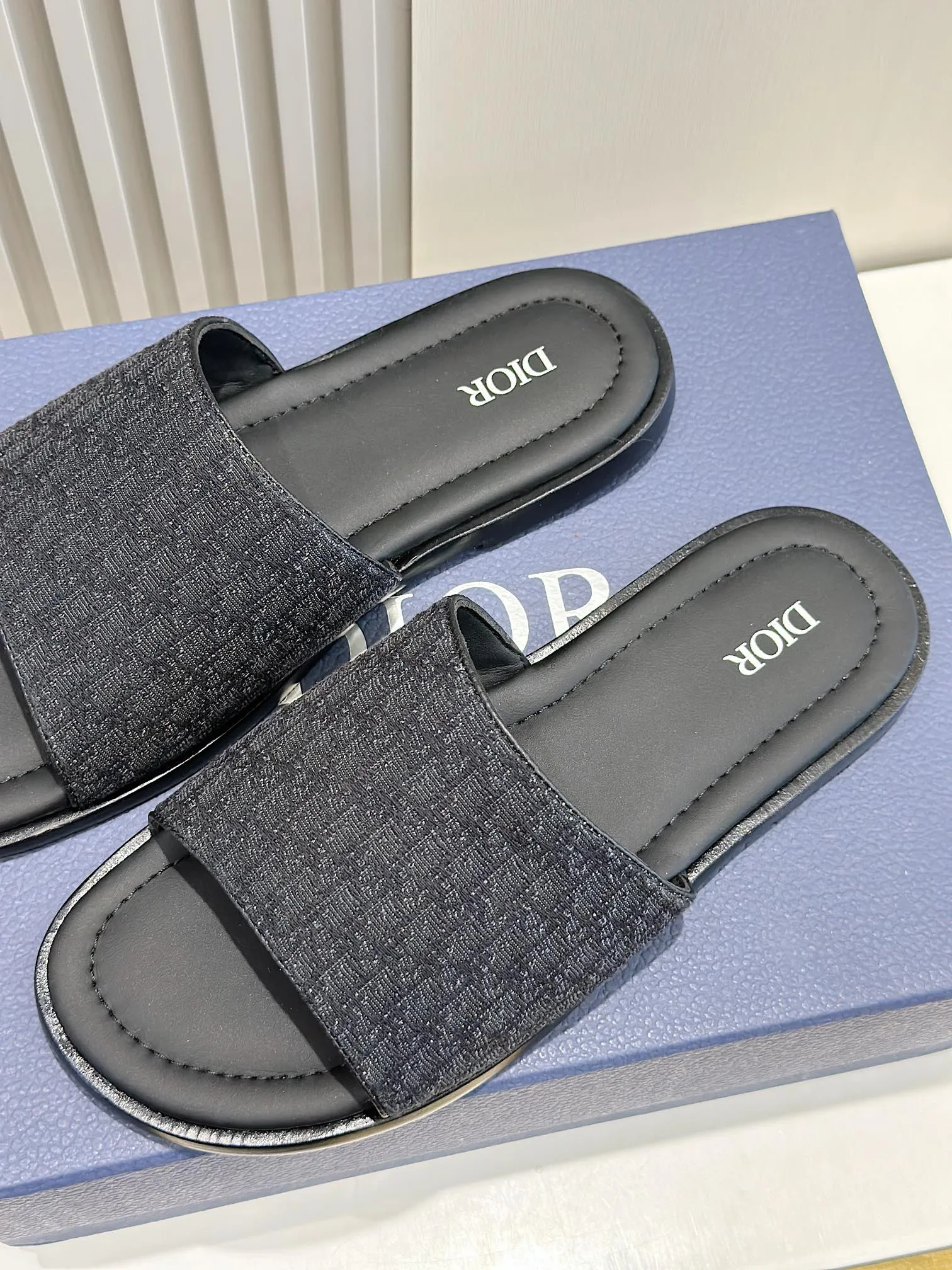 P320 Dior Alias ​​Men's Genuine Leather Slippers This Alias ​​sandal is new for summer, showing casual and elegant style. Carefully crafted from grained cow leather and Oblique printed fabric, with cowhide lining! Cross strap design. The imported cowhide leather and rubber sole adds sophistication and comfort, while Oblique print-effect anti-slip panels add style. Size: 39-44 (customized at 38.45)